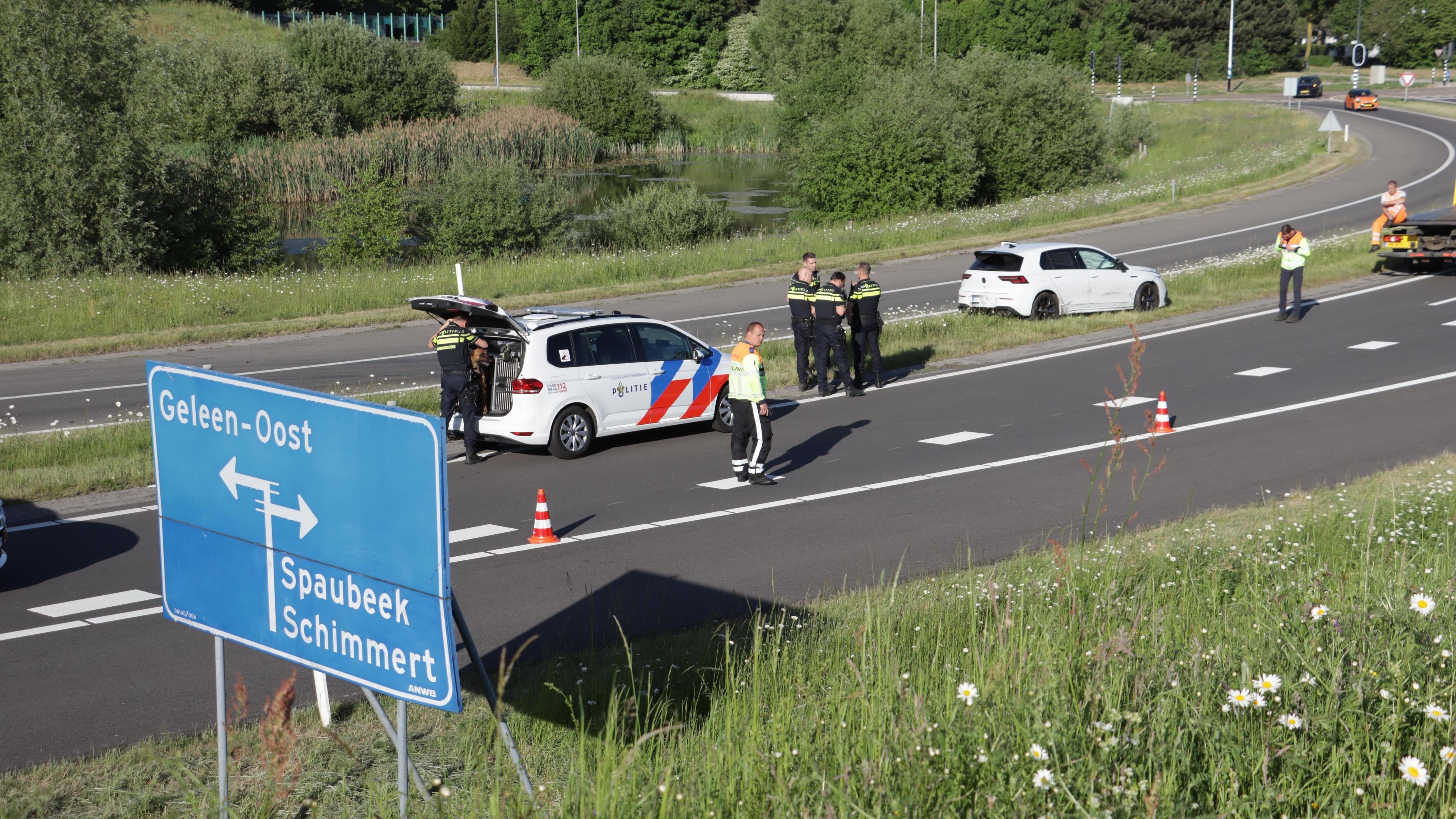 Automobilist vlucht te voet na achtervolging op A76 bij Spaubeek